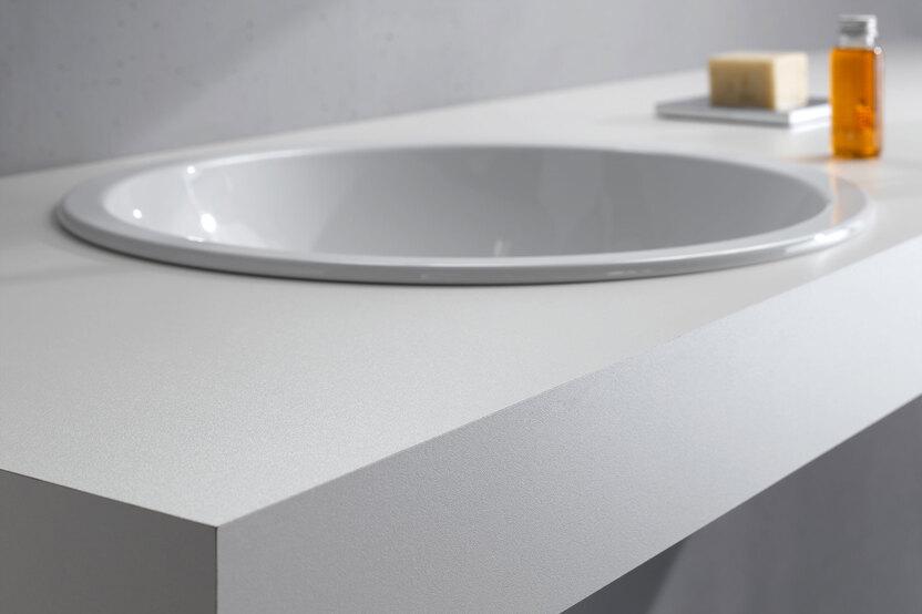 Weißer Waschtischaufsatz mit eingelassenem runden Waschbecken