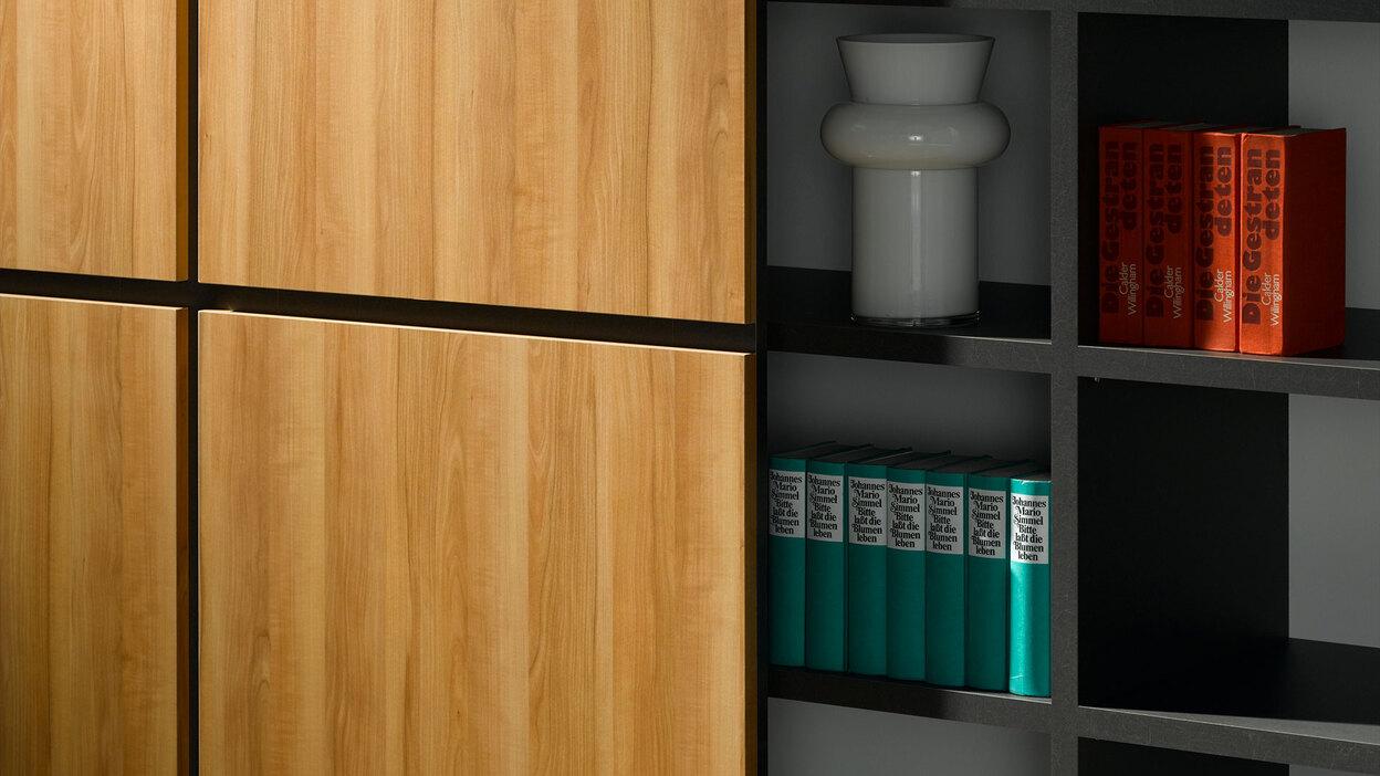 Detailaufnahme von Schrank-Regalkombination Detailaufnahme mit verschiebbarer Schrankwand für offenes und geschlossenes Schranksystem, lackiert und in Holzoptik kombiniert.