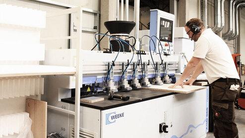 CNC Produktionskontrolle Computergestützte Materialfertigung wird nach der Produktion von #Branche1# kontrolliert.