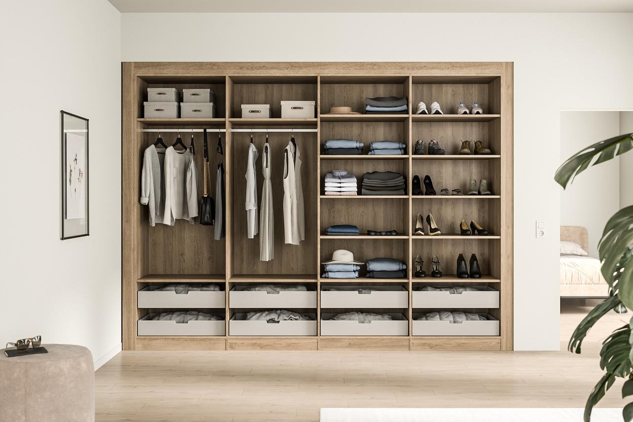 Ein maßgefertigter Holzkleiderschrank, offen gezeigt, mit ordentlich angeordneter Kleidung, Schuhen und Aufbewahrungsboxen.