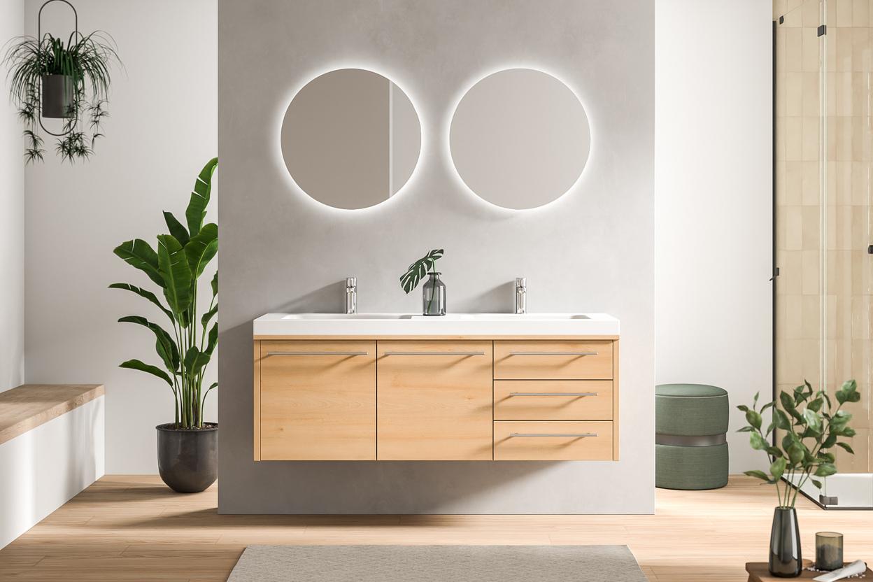 Maßgefertigtes Bad mit eleganter Holzausstattung Zweckmäßig designtes Bad nach Maß mit hellem Holzschrank, zwei runden Spiegeln und einer atmosphärischen Beleuchtung, die Ruhe ausstrahlt.