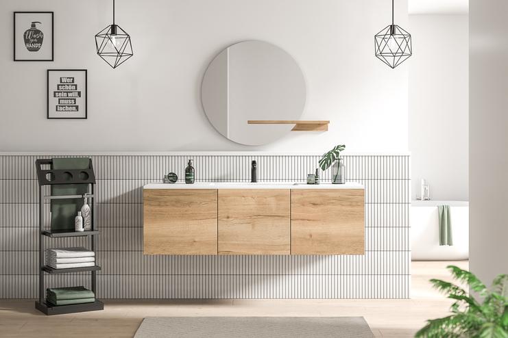 Skandinavisch inspiriertes Bad nach Maß mit natürlichen Holzschubladen, geometrischen Leuchten und stilvollen Metrofliesen.