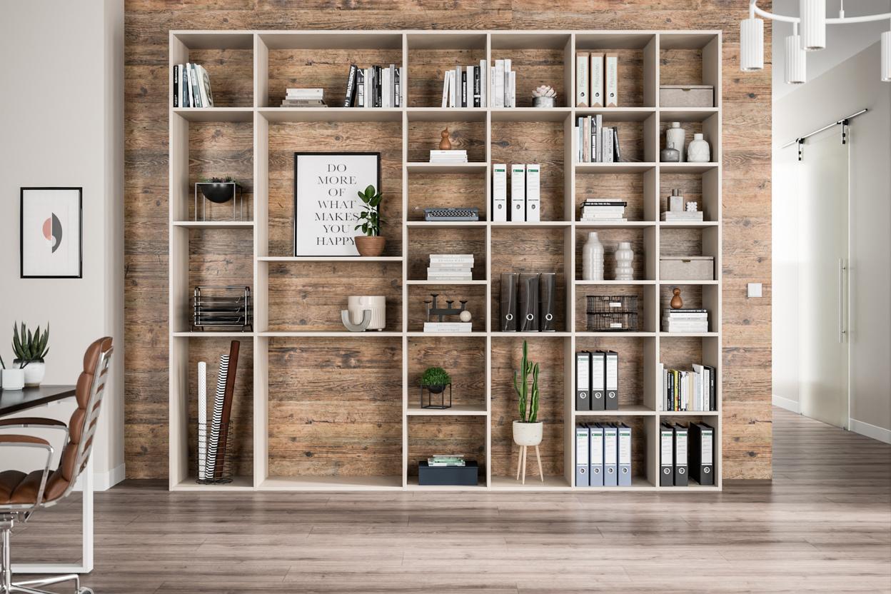 Geräumiges, großes maßgefertigtes Regal Ein großes, helles Regal nach Maß, gefüllt mit Büchern und Dekorationen, vor einer Wand mit Holzoptik.