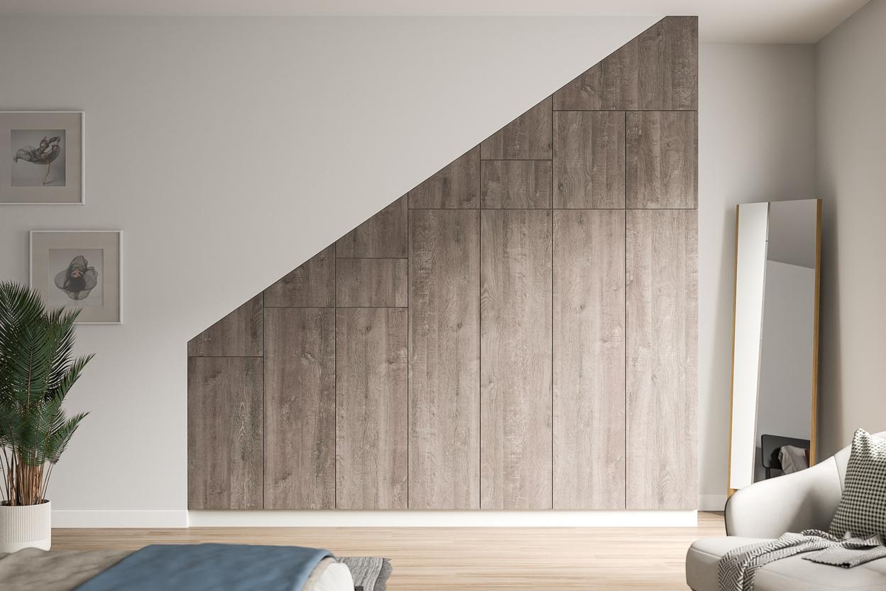 Rustikaler, maßgefertigter Schrank in Holzoptik passt sich perfekt der Dachschräge an, optimale Raumnutzung.