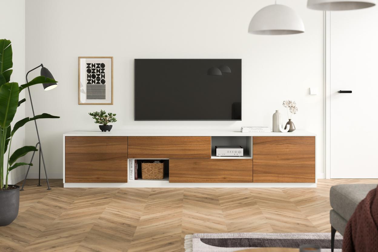 Elegante maßgefertigte Kommode im modernen Wohnzimmer Eine minimalistische Kommode nach Maß, mit Holzelementen und weißen Fronten, steht unter einem Wand-TV, umgeben von stilvoller Dekoration.