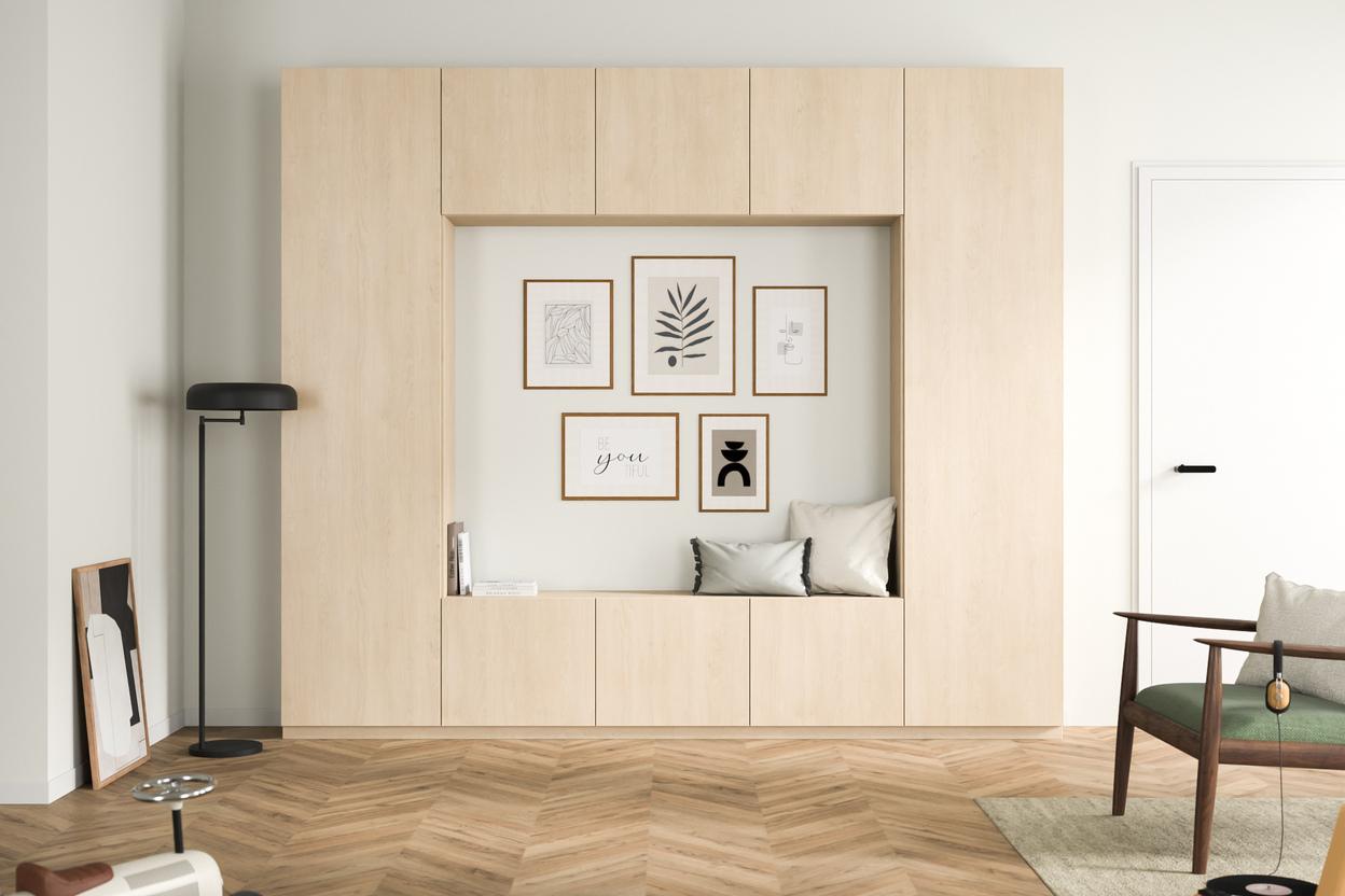 Ein maßgefertigter, heller Holzschrank mit eingebauter Sitznische und dekorativen Rahmen an der Wand, harmonisch in einen gemütlichen Wohnbereich integriert.