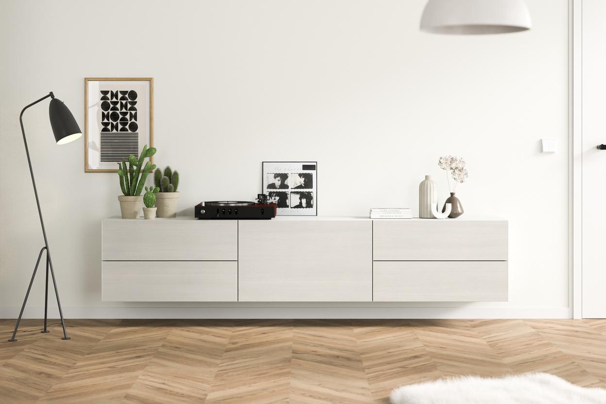 Helles Hängeboard nach Maß im modernen Wohnzimmer Ein maßangefertigtes, wandmontiertes Hängeboard in schlichtem Weiß, ergänzt durch zeitgenössische Deko und Grünpflanzen, fügt sich nahtlos in ein gemütliches Wohnambiente ein.